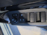 運転席から全席の窓とミラーを操作できるスイッチパネル。手元で簡単に調整でき、車内の換気や料金所の支払いもスムーズ!