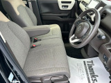 乗り心地の良いフロントシートです。足回りも広々としておりますので、長時間の運転も疲れづらいですよ。