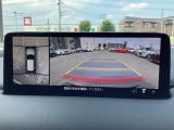 狭い場所での駐車やすれ違いなどでより的確な運転操作に役立つ360&deg;ビューモニターが装備されています。