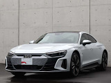 ●Audiが最初に採用したLEDポジショニングランプ。シャープなラインで昼間でも点けていたいと思うほど上品でオシャレです。夜間走行時はさらに目立ちます!