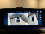 【全方位型モニター】クルマを上空から見下ろしているかのように、直感的に周囲の状況を把握できる全方位型モニター。狭い場所での駐車でも周囲が映像で確認できます。