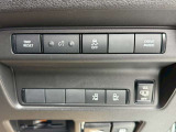 【パワーバックドア】スマートキーや運転席のボタンを押すだけでリアゲートが自動で開閉します!荷物を持っている時や、高い位置にあるバックドアを閉める際に便利な機能です。