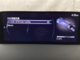 ハンドル操作をアシストすることにより車線からの逸脱回避を支援します。
