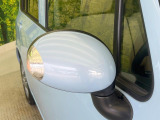 【電動格納ミラー】サイドミラーは電動格納式となっており、狭い駐車場でもキズがつくリスクを抑えられます。