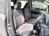 運転席まわりには十分なスペースがあり、大柄な方でもゆったり運転していただける環境です。