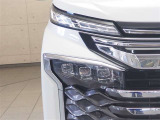 LEDヘッドライトです。デザイン性がよくとても明るいので、夜間の走行や悪天候でも安心です。