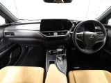 上質で落ち着いた印象のインパネ。視界も広々で運転しやすいです。