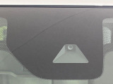 【三菱e-Assist】走行中に前方の車両等を認識し、衝突しそうな時は警報とブレーキで衝突回避と被害軽減をアシスト。より安全にドライブをお楽しみいただけます。