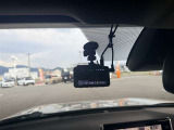 今や必須装備のドライブレコーダーも装着済み。万が一のトラブル時にもしっかりと映像記録を残せるため安心です。