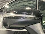 ウィンカー内蔵ドアミラーを開発したのは『メルセデス・ベンツ』です。他車からの視認性が高まり、事故の可能性を低減させています。更に、点灯部分はドライバーの視界に入らないように設計されています。