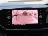 ギアをバックに入れると自動的に車両の後方の映像を映し出します。車庫入れや縦列駐車を行う際に役に立つガイドラインが表示され運転をサポートしてくれます.