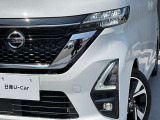 最新式はLEDヘッドランプですね。瞬時に明るい光が夜間の運転をぐっと楽にしてくれますよ。