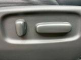 【パワーシート】電動でシートポジションの変更が可能です。手動式より細かくシート設定が可能ですのでより快適な姿勢でドライブを楽しんで頂けるでしょう。