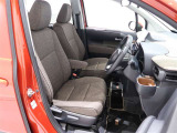 運転席はアームレスト付きのファブリック表皮シート。シート上下アジャスター付きで細かなポジション調整が可能です。