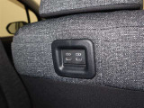 シートの背もたれにUSB電源が付いてます。
