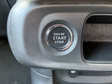 キーを身に付けていれば、ドアの開錠からエンジンスタート、発進、降車時の施錠まで指先1つで可能です。