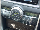 【左右独立型フルオートエアコン】運転席と助手席でそれぞれお好みの温度に設定可能。同乗者にも配慮した、快適な空調をお届け致します。