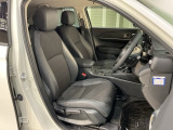 乗降がしやすい運転席。高さが調節できて小柄な方でも運転しやすいポジションをとることができます。