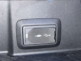 充電用USB端子付き。スマートフォンなどの充電に便利です。