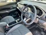 運転席も広々とゆったりしております。アームレストも装備しており快適にドライブしていただけます。