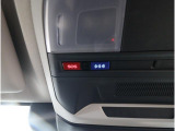 専用ボタンでコールセンターへ接続。状況に応じて緊急車両の要請やロードサービスの取次ぎを行います。重大事故の際は自動的にコールセンターにつながり、緊急車両やドクターヘリを要請します。(要申込)