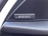 BOSEサウンドシステムを搭載。「良い音を出す」ではなく、その車種のごとに特徴を計算(車種専用設計)し、「反響音」を作り出すことによってどの座席でも自分中心で音が聴こえ、「心地よい空間」を作り出します。