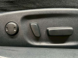 【パワーシート】電動でシートポジションの変更が可能です。手動式より細かくシート設定が可能ですのでより快適な姿勢でドライブを楽しんで頂けるでしょう。