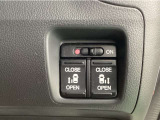 【両側パワースライドドア】両側がパワースライドドアになっており、運転席のスイッチやスマートキーでも開閉が可能。お子様やご年配の方でも乗り降りが楽になり介助等でも重宝します。