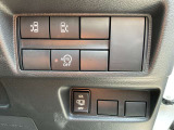 ハンドル右奥には各種設定スイッチがあります。運転者がスッと手を伸ばせば操作できので便利です。