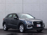 ●Audiが最初に採用したLEDポジショニングランプ。シャープなラインで昼間でも点けていたいと思うほど上品でオシャレです。夜間走行時はさらに目立ちます!