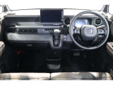 操作性に優れた運転席となります!小物入れや各ボタンの配置にこだわり、使いやすいです!座り心地もよく視認性も良好なのでロングドライブもお任せ下さい!