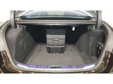 フロントシート・・・スポーティな形状のフロントシート。人間工学を追求した長時間の乗車でも疲れにくいシート形状です