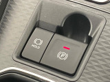 【電動パーキングブレーキ】パーキングブレーキは便利な電動式!ボタン一つで操作でき、アクセルを踏めば自動で解除されます♪レバーやペダルが無いので運転席廻りもすっきりしますね♪