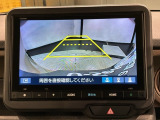 リバースギアに入れるだけで後方の表示へ切り替わります。夜間や雨の日の駐車も楽になりますよ。