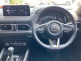 【運転席インテリアデザイン】左右対称のインテリアデザインでドライバーを包み込み運転に集中できるように設計されています。
