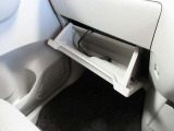 室内に小物を入れる収納スペースがあれば車内が片付きますね☆