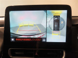 車両を上から見たような映像をナビ画面に表示するパノラミックビューモニター。運転席からの目視だけでは見にくい、車両周辺の状況をリアルタイムでしっかり確認できます