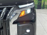 【LEDヘッドライト】悪天候や夜間走行時も良好な視界を確保し安心して運転できる高輝度LEDヘッドライトを装備!点灯速度が早く、消費電力も抑えられています。