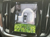 【360&deg;ビューカメラ】4台の高解像度カメラで360度の鳥瞰図を表示。隣の車や壁、死角にある障害物などを画面で確認できるため、狭いスペースでの駐車・出入りも安心です。