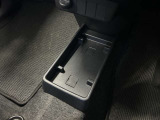 ちょっとしたところは収納ボックスにもなっています。車内はサイズも決まっているので、収納が少ないと思っているアナタ!ご安心ください。さまざまなところに収納が隠れているんです♪