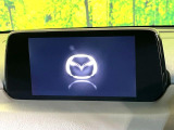 車内の雰囲気にマッチした大型のディスプレイ。スマホ接続でのナビ使用やBluetooth再生等、様々な機能が楽しめます。直感的なダイヤル操作が可能で、使い勝手も良好です。