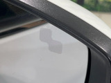 【ブラインドスポットモニタリング】走行中、ドアミラーの死角になりやすい箇所に後続車が接近するとサイドミラー付近に警告を表示、ドライバーに注意喚起をしてくれます。