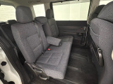 2列目シートは背もたれの角度調節ができるベンチシートになっております。長距離運転になってもゆったりとできるように、カップホルダー付きアームレストがついてます。