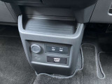 運転席前方にも小物入れがありとっても便利です♪