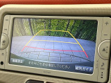 【バックカメラ】駐車時に後方がリアルタイム映像で確認できます。大型商業施設や立体駐車場での駐車時や、夜間のバック時に大活躍!運転スキルに関わらず、今や必須となった装備のひとつです!