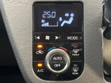 【オートエアコン】一度お好みの温度に設定すれば、車内の温度を検知し風量や温度を自動で調整。暑い&hellip;寒い&hellip;と何度もスイッチ操作をする必要はありません。快適な車内空間には必須の機能ですね♪