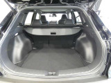 広く開口部の大きいトランクルームは、荷物の出し入れも楽です。トノカバーがあるのでプライバシーも守られますね。