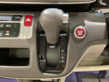 CVT車のセレクトレバーです。低速から高速まで、変速ショックのないスムーズな走りを実現するとともに、エンジン効率のよい領域を維持することで燃費にも貢献します。