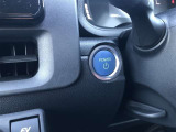 エンジンスタートボタンです。キーが車内にあれば、エンジンの始動・停止はブレーキを踏んでスイッチを押すだけ!キーを取り出す手間を省き、ワンプッシュでエンジンを操作するので簡単でスムーズです。