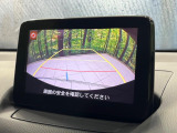 【バックカメラ】駐車時に後方がリアルタイム映像で確認できます。大型商業施設や立体駐車場での駐車時や、夜間のバック時に大活躍!運転スキルに関わらず、今や必須となった装備のひとつです!
